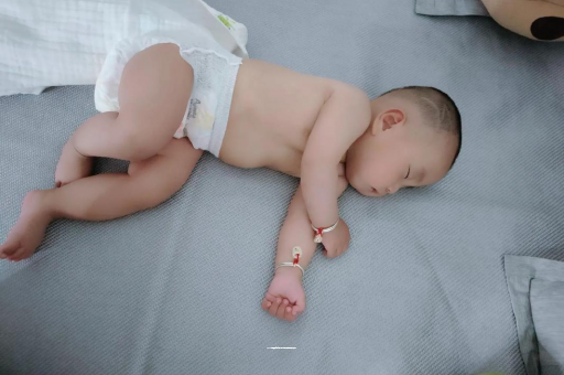 湖州宝宝睡觉爱翻身